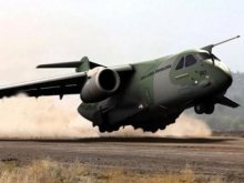 Novo avi�o cargueiro da Embraer sai de pista durante teste