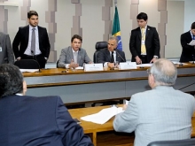 Burocracia e elei��o atrasam projetos