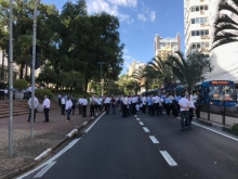 Passeata de taxistas contra regras diferentes para aplicativos afeta tr�nsito no Centro de Campinas