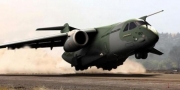 Novo avi�o cargueiro da Embraer sai de pista durante teste