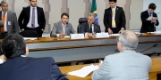 Burocracia e elei��o atrasam projetos