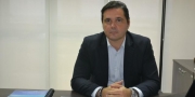 O administrador de Fernando de Noronha discute moradia e transporte a�reo